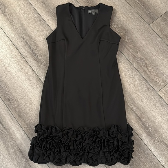 Cupcake Hem Scuba Sheath Dress
Donna Ricco size 6 - Picture 2 of 4